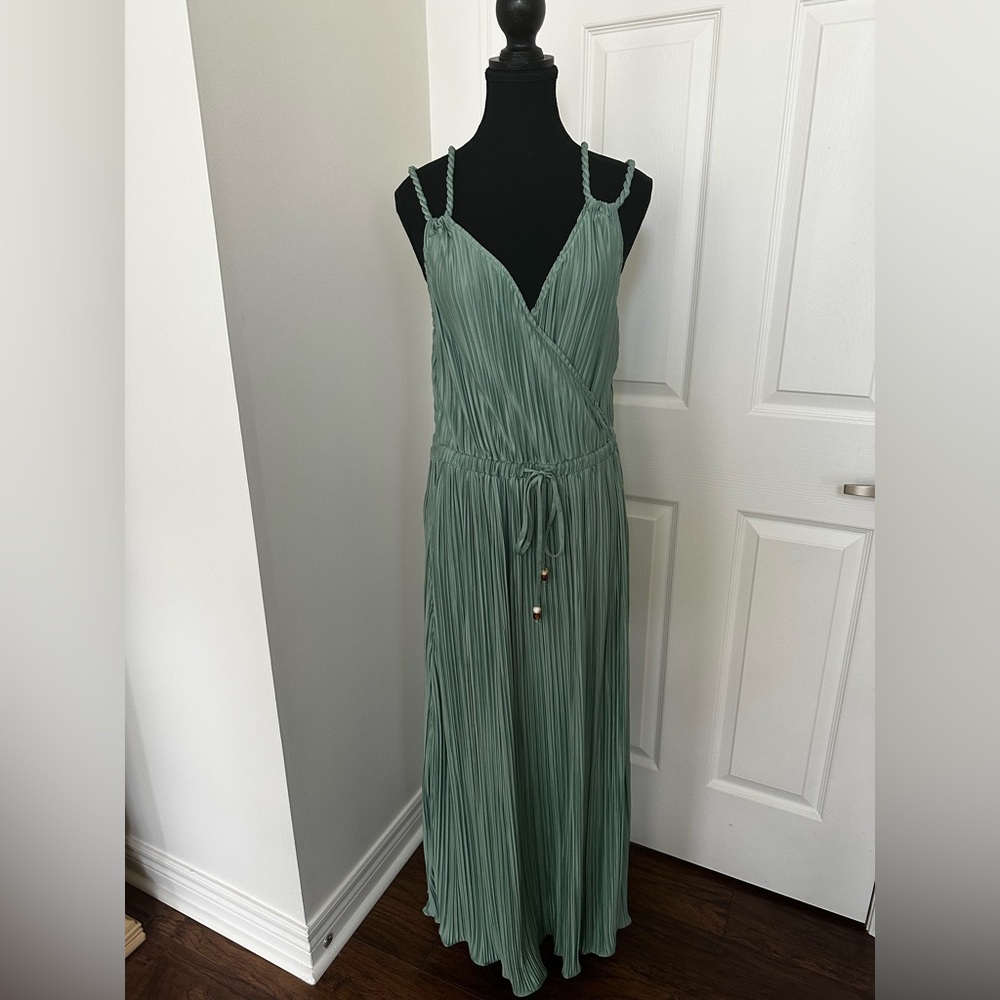 Beautiful Heartloom Zelda Dress size Medium